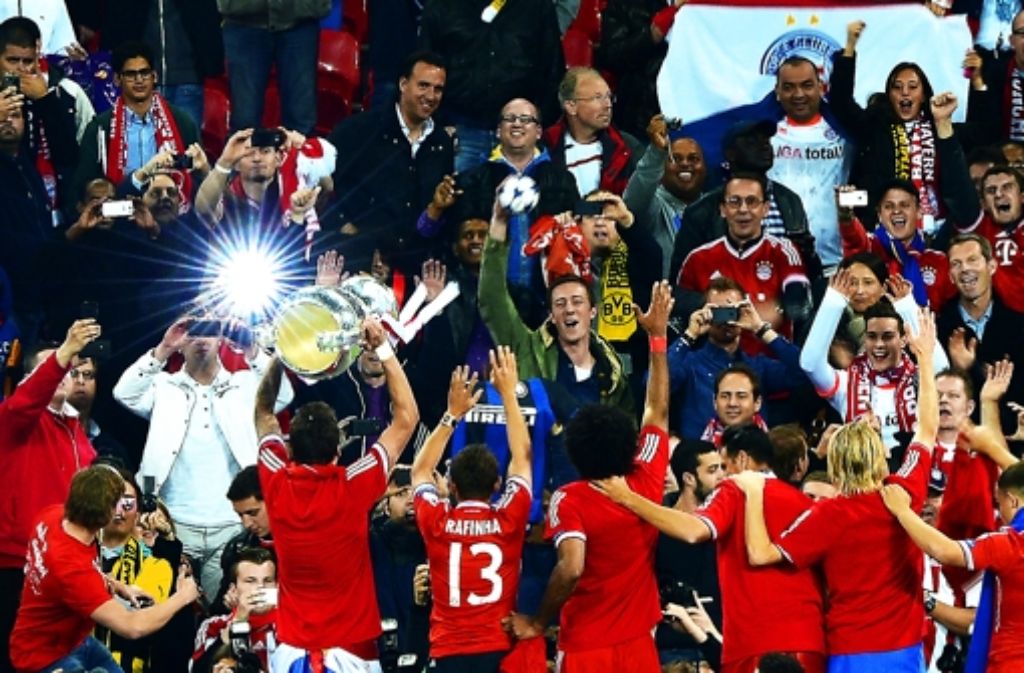 Vereint im Jubel: die euphorischen Bayern-Spieler danken ihren Fans im Wembley-Stadion und lassen sich feiern.