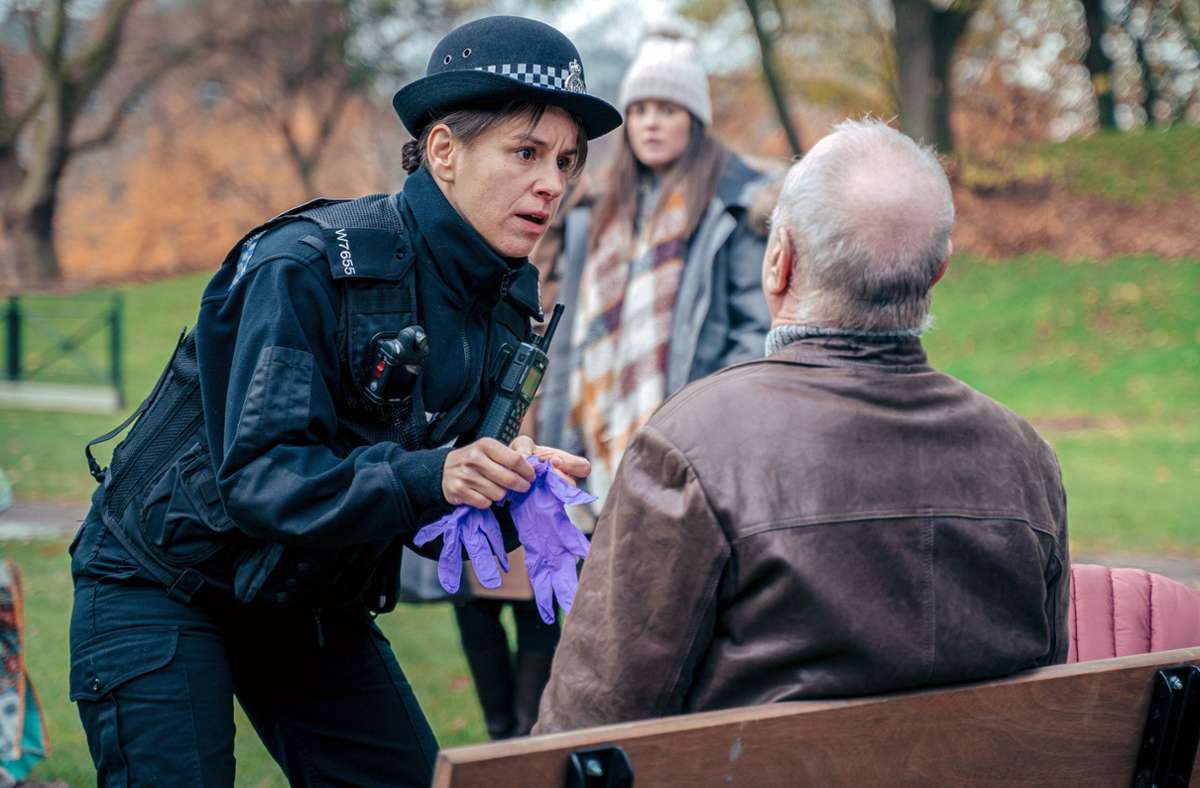 Eine Polizistin findet den schwer vergifteten Sergei Skripal auf einer Parkbank.