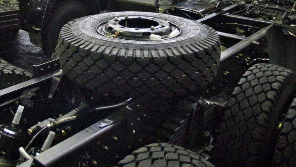 Unfall auf der Autobahn A 81: Reifen auf der Straße: Zehn Fahrzeuge beschädigt