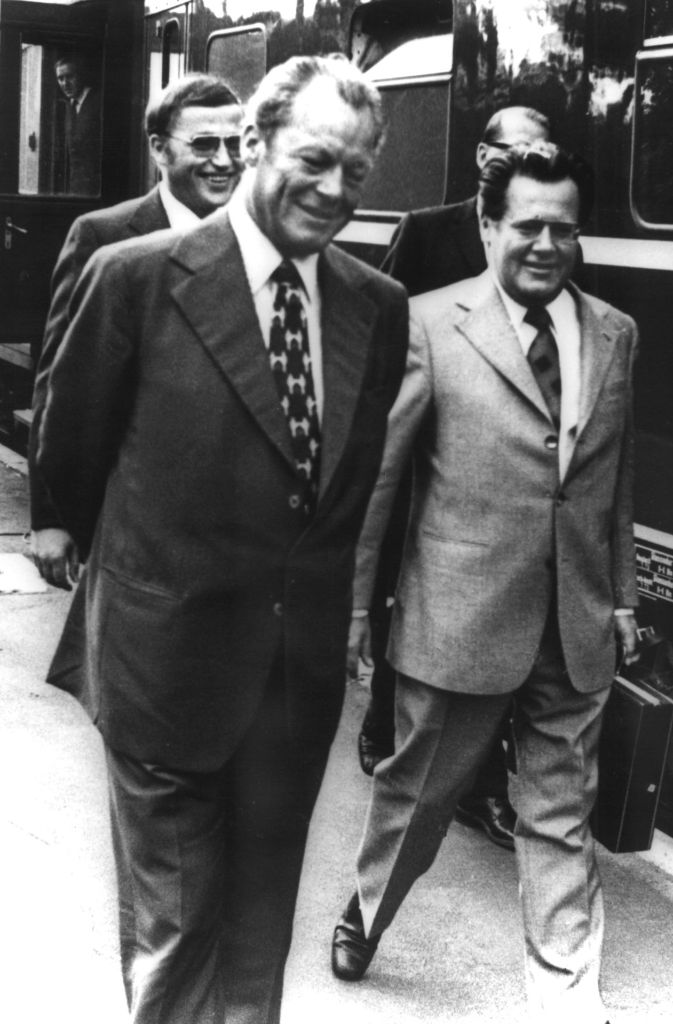 Am 24. April 1974 wurde mit Günter Guillaume (r.) einer der engsten Mitarbeiter des Bundeskanzlers Willy Brandt als DDR-Agent des Ministeriums für Staatssicherheit enttarnt. Brandt übernahm die politische Verantwortung und trat am 7. Mai 1974 von seinem Amt als Bundeskanzler zurück.