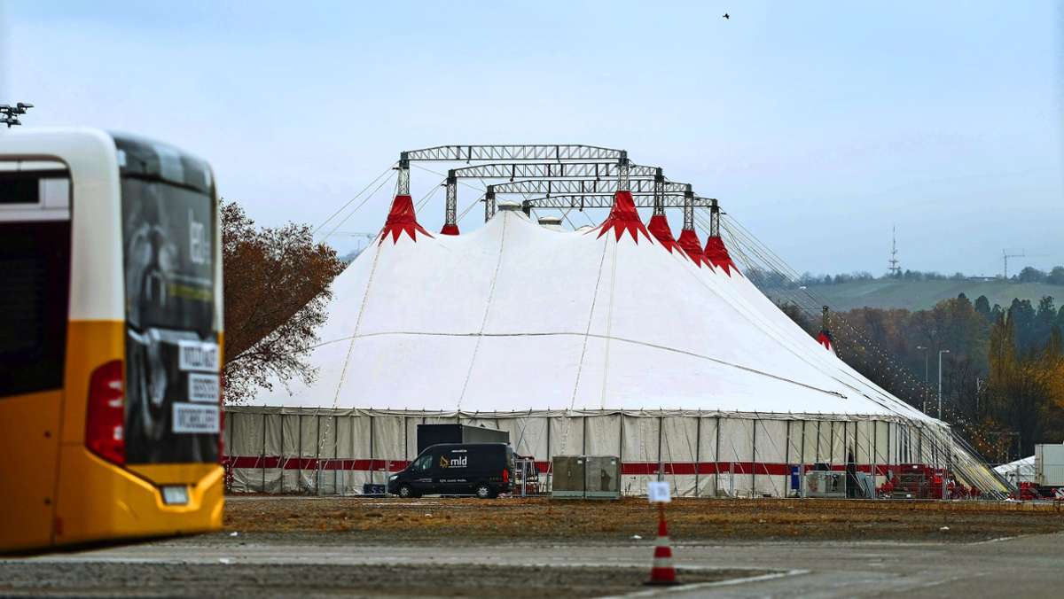  Der Weltweihnachtscircus bangt, ob das 27. Gastspiel im neuen, viel größeren Zelt möglich wird. Die Artisten reisen an – ins Ungewisse. Für Zirkuschef Henk van der Meijden steht die Sicherheit an erster Stelle, weshalb er besonders viel dafür investiert. 