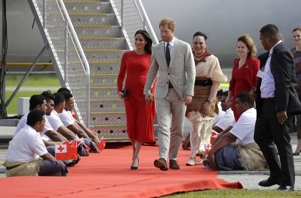 Herzogin Meghan – Lady in Red – und Prinz Harry sind während ihrer viel beachteten Auslandsreise inzwischen im kleinen pazifischen Königreich Tonga angekommen. Die Menschen begrüßten sie mit Fähnchen am Flughafen.