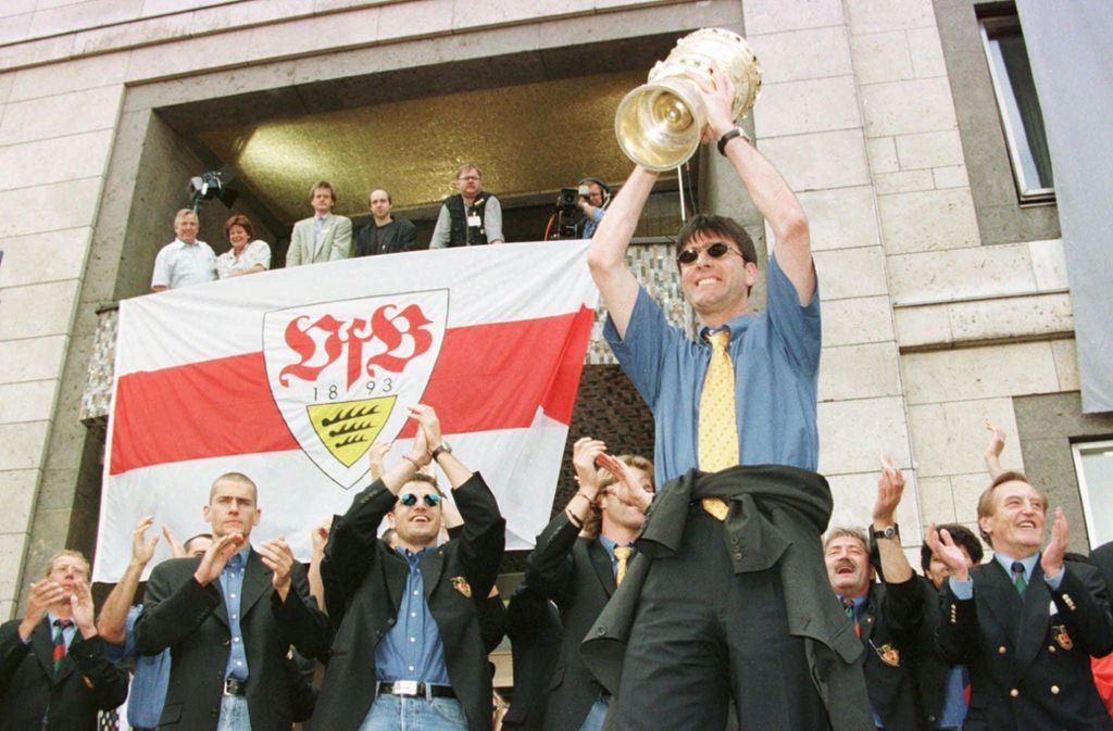 ...und gewinnt 1997 den DFB-Pokal. 1998 erreicht der VfB mit Löw zusammen das Europacup-Finale.