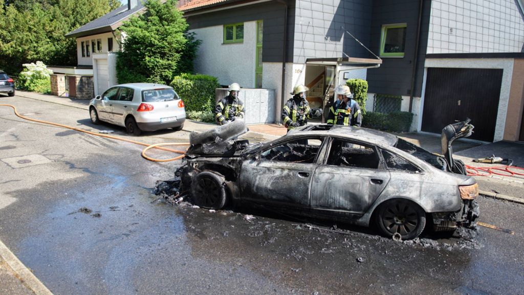 Autobrand in Bad Cannstatt: Seniorin baut Unfall – Audi brennt komplett aus