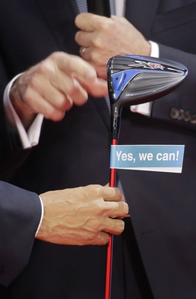 Siemens-Ingenieure überreichten Barack Obama einen, speziell für ihn designten, Golfschläger.