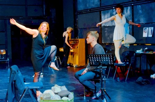 Sie spielen sich stundenlang warm (von links): Berit Jentzsch, Manja Kuhl, Paul Grill und Katharina Knap in „Antigone“ Foto: Oliver Fantitsch