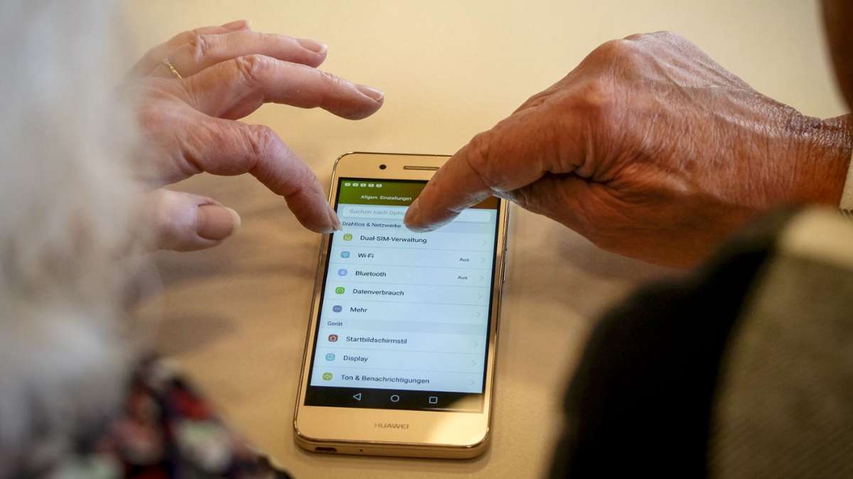 Smartphone-Nutzung in Herrenberg: Jugendliche als Paten für Senioren