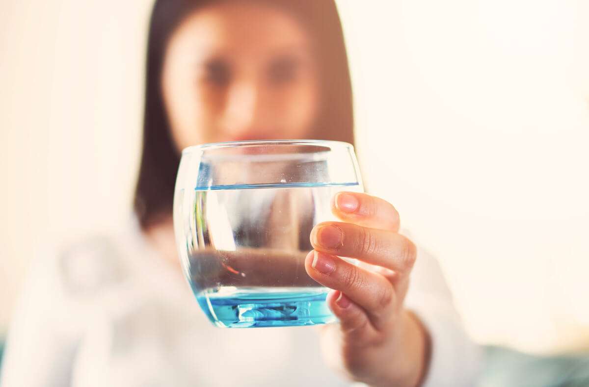 Schwierigkeiten mehr zu trinken? Wir haben für Sie 12 praktische Tipps & Tricks, wie Sie im Alltag mehr Wasser trinken.