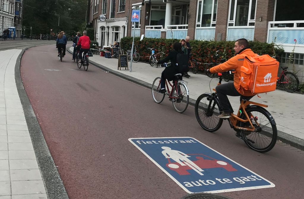 Radfahrer sind in Amsterdam auf einer „Fietsstraat“ unterwegs, einer Straße für Radfahrer, auf der Autos nur zu Gast sind. Fiets heißt Fahrrad. Das ist das erste, was jeder Holland-Besucher sehr schnell lernt. Fahrräder gehören nun mal zu den Niederlanden wie der Gouda-Käse und die Tulpen.