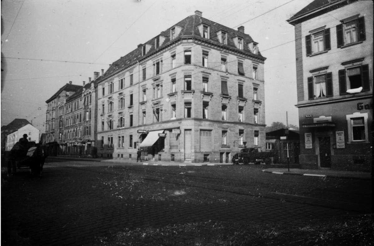Das Eckgebäude an der Weserstraße steht noch, die anschließende Bebauung ist aus der Nachkriegszeit.