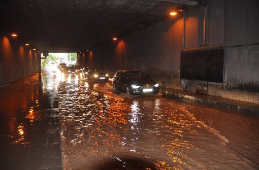 In der Stuttgarter Innenstadt hat der Regen im Feierabendverkehr für überflutete Straßen gesorgt. Unsere Bildergalerie zeigt die erneuten Wetterkapriolen. Foto: Andreas Rosar Fotoagentur-Stuttgart