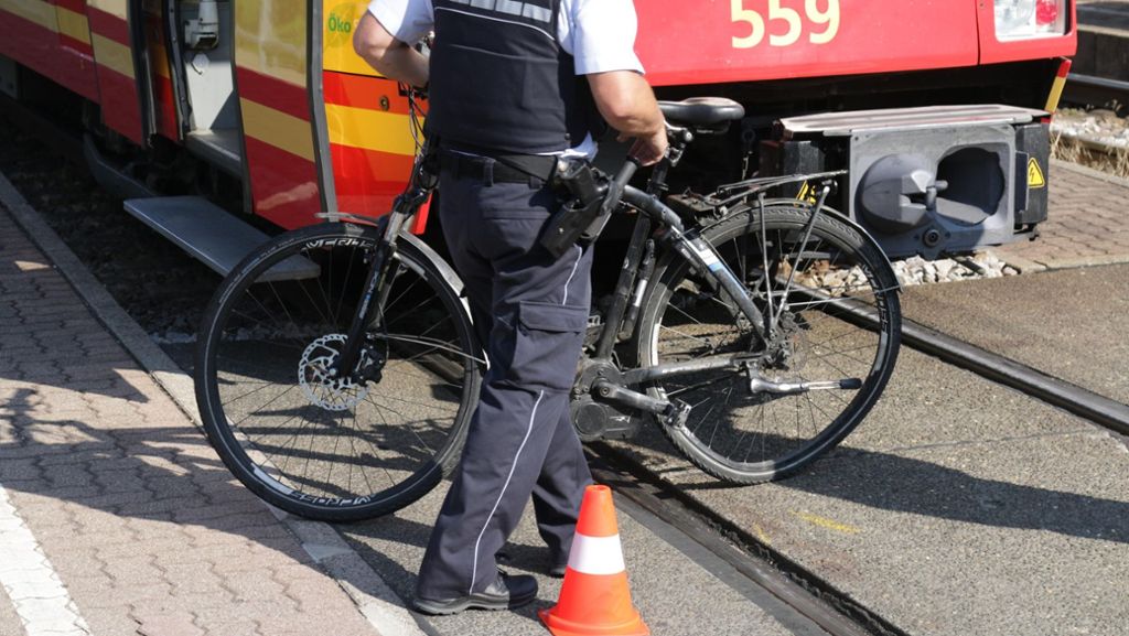 Kreis Karlsruhe: Straßenbahn überrollt Radfahrer