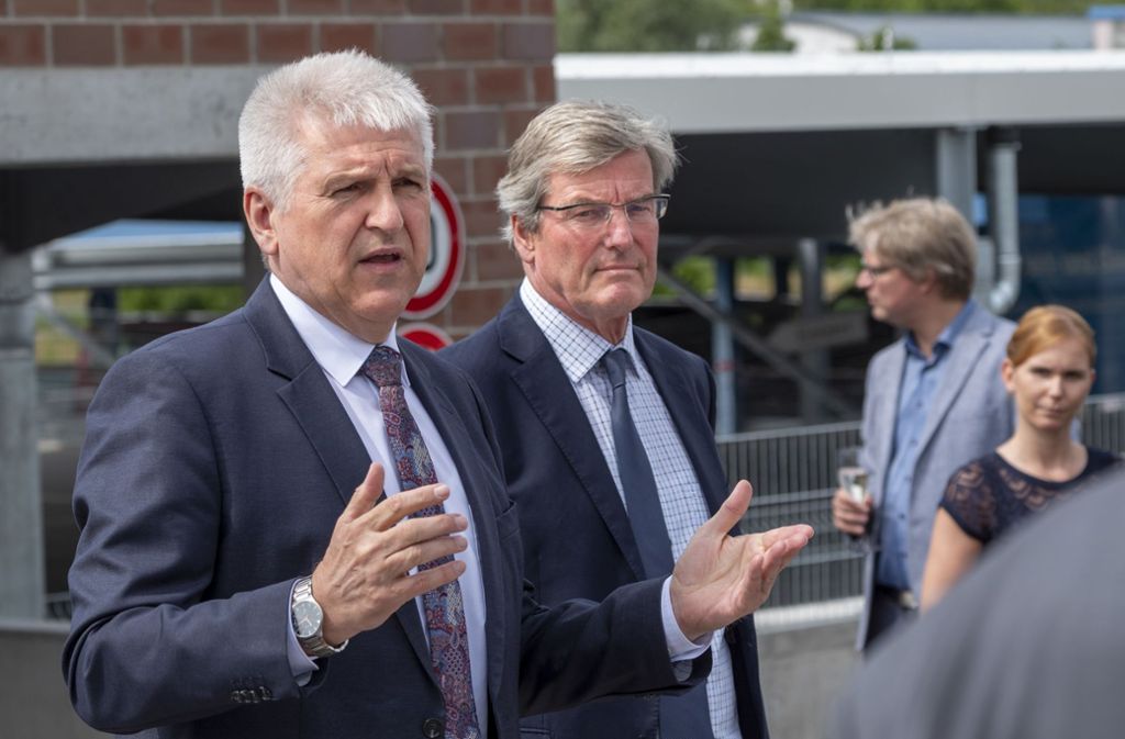 Oberbürgermeister Gerd Maisch (links) und Thomas Bopp (Mitte) bei der Übergabe des Parkhauses an die Öffentlichkeit.