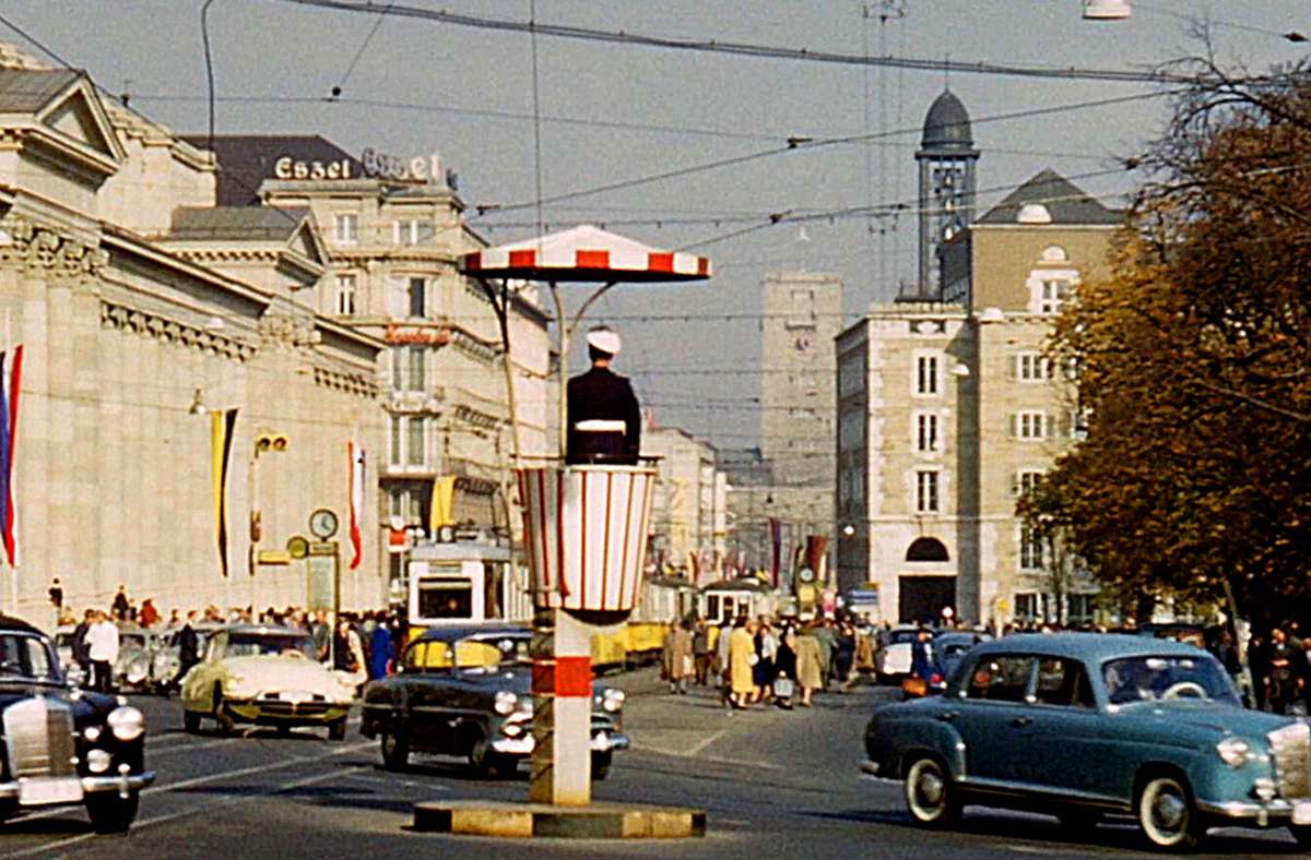Autoverkehr in den 1960er Jahren an der Königstraße auf Höhe des Schlossplatzes mit Schutzmann.