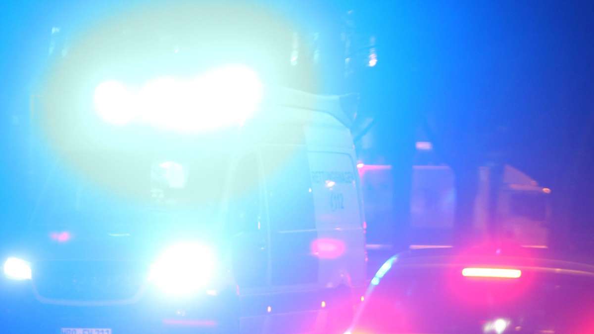 Kreis Esslingen: Rettungswagen und Auto stoßen zusammen - Frau verletzt