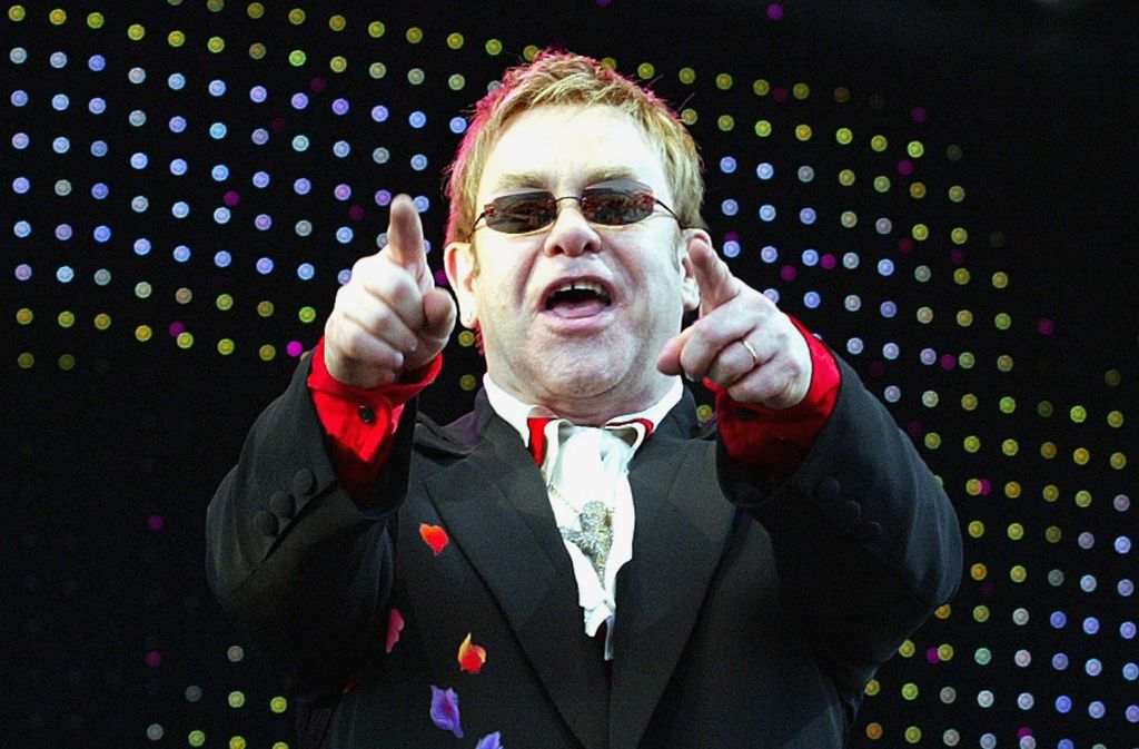 Geboren wurde Elton John am 25. März 1947 als Reginald Kenneth Dwight im wohlsituierten Londoner Vorort Pinner.