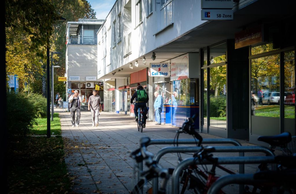 In vielen Räumen der Ladenzeile sind heute wieder kleine Geschäfte. In den 90er Jahren standen in dem Stadtteil von Stuttgart-Weilimdorf zahlreiche Läden leer.
