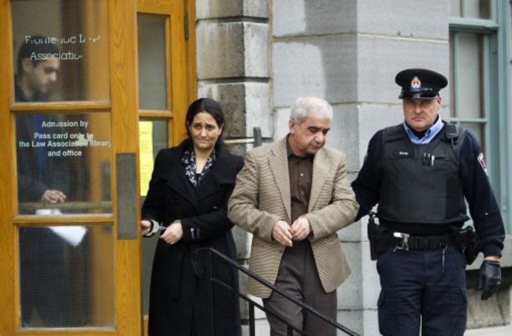 Mohammad Shafia, seine Frau Tooba Yahya, und Sohn, Hamed Shafia werden aus dem Gerichtsgebäude in Kingston geführt.