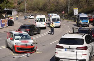 Unfall mit Polizeiauto – vier Verletzte und Verkehrschaos