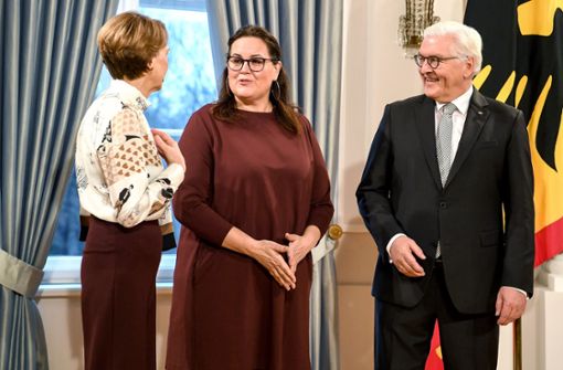Susanne Benizri (Mitte) aus Mannheim wurde für ihr Engagement von Bundespräsident Frank-Walter Steinmeier geehrt. Foto: dpa/Britta Pedersen