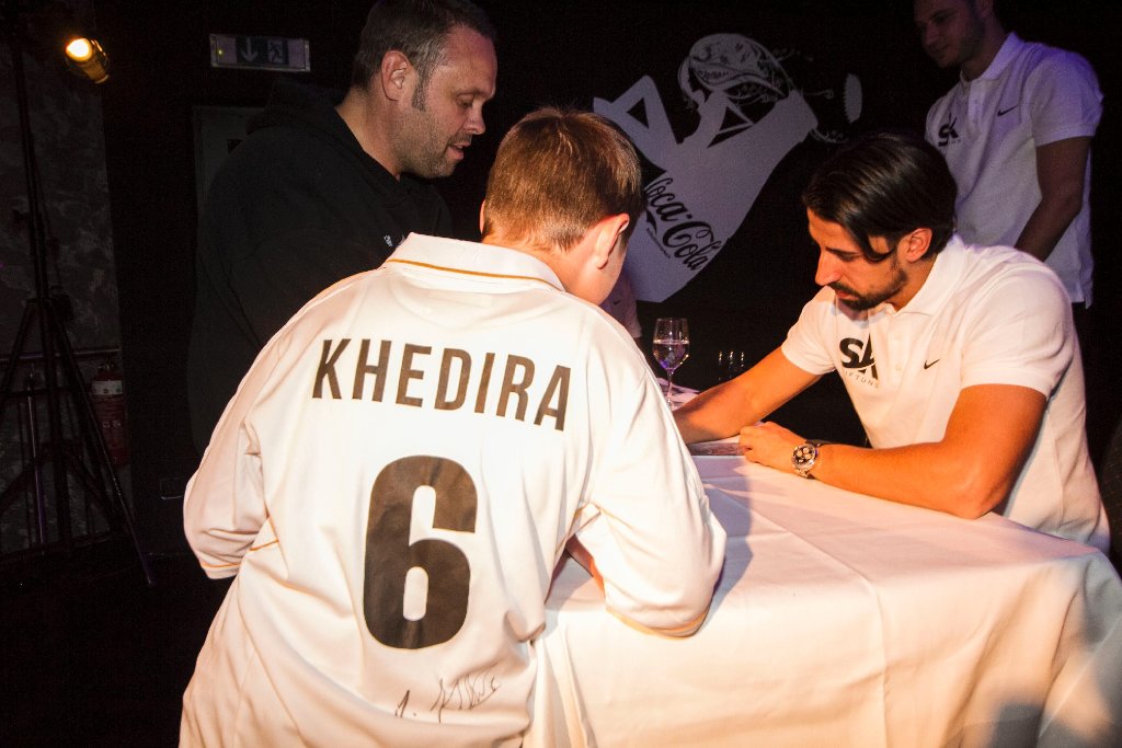 Sami Khedira gibt im neuen Club "The Bank Club" (ex - TO12) Autogramme.