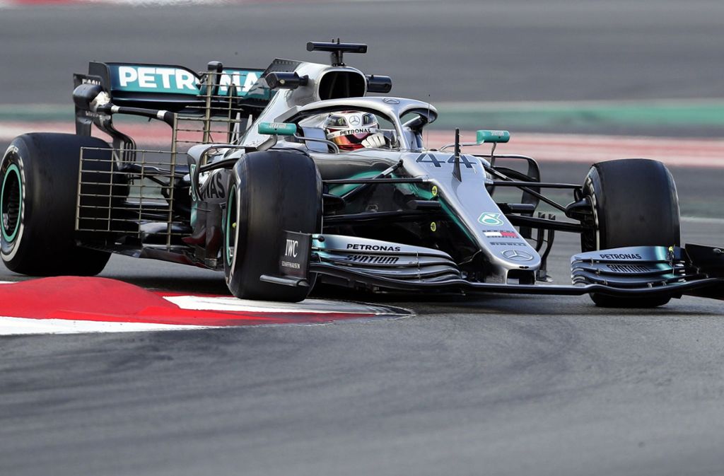 Mercedes hält den Ball noch flach. Lewis Hamilton und Valtteri Bottas sind dafür enorm fleißig und drehen Runde um Runde – mehr als 750 Kilometer haben die beiden Piloten schon hinter sich gebracht. Womöglich hat Mercedes noch einen Trumpf in petto, den das Team noch nicht ausspielen will.