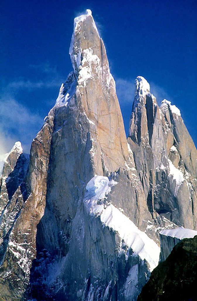 Kompressorroute: Kletterroute am 3133 Meter hohen Granitberg Cerro Torre in Patagonien (Südchile), Schwierigkeitsgrad 8a (Französisch-Skala), erste freie Begehung 2012 in 24 Stunden.