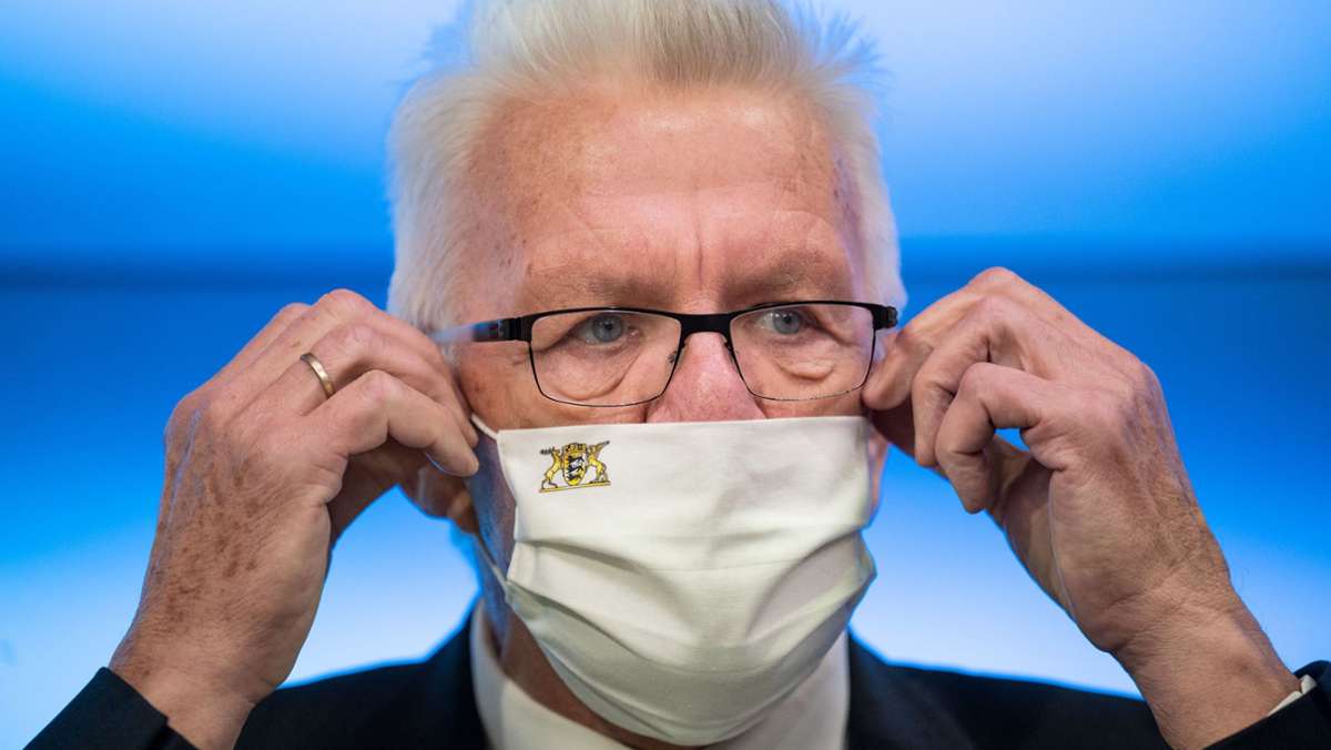  Nach der Konferenz mit der Kanzlerin warnt Baden-Württembergs Regierungschef Winfried Kretschmann: Wenn sich in den nächsten Tagen kein klarer Abwärtstrend beim Infektionsgeschehen zeigt, sollen bald „strengere Maßnahmen“ folgen. 