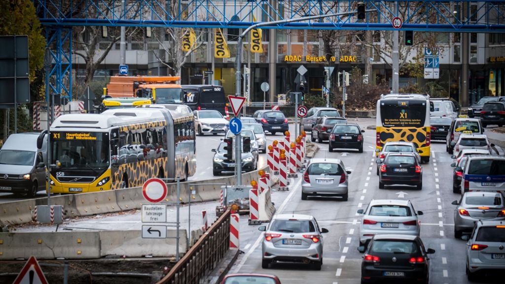  An der Messstation Neckartor in Stuttgart fällt ein Fahrstreifen für die Autos weg. Funktioniert die Busspur nicht, wird es ein streckenbezogenes Fahrverbot für Euro-5-Diesel geben. 