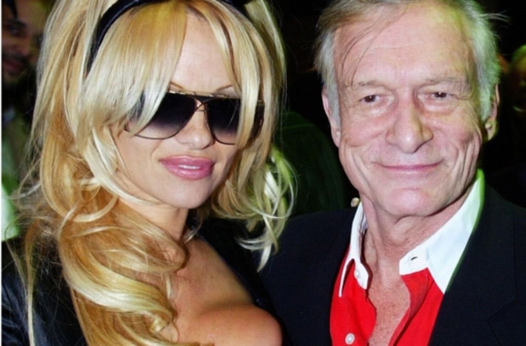 „Playboy“-Gründer Hugh Hefner mit dem früheren Playboy-Playmate des Jahres, der aus Kanada stammenden US-Schauspielerin Pamela Anderson, bei der Party zum 50. Jahrestag seines Magazins für „Männerunterhaltung“ in New York.