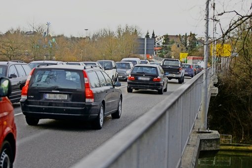 In Remseck dauert es gelegentlich mal länger – vor allem auf der Neckarbrücke. Eine neue Querung soll helfen. Foto: factum/Archiv