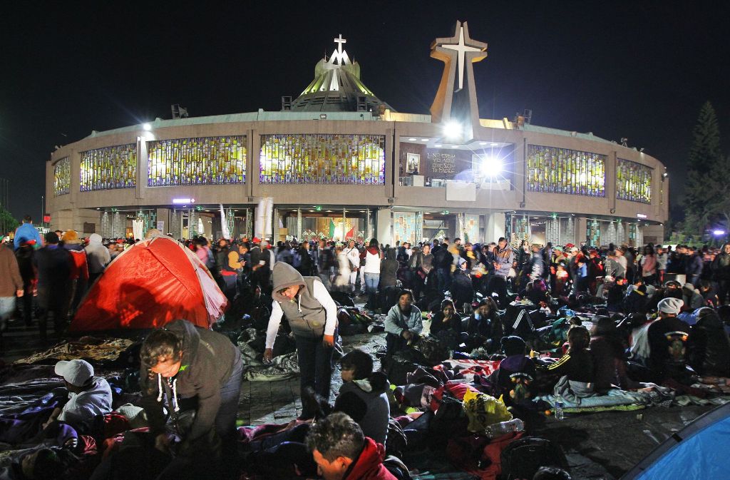 Zahlreiche Menschen kampierten bei Temperaturen um den Gefrierpunkt vor der Kirche im Norden der Millionenmetropole.