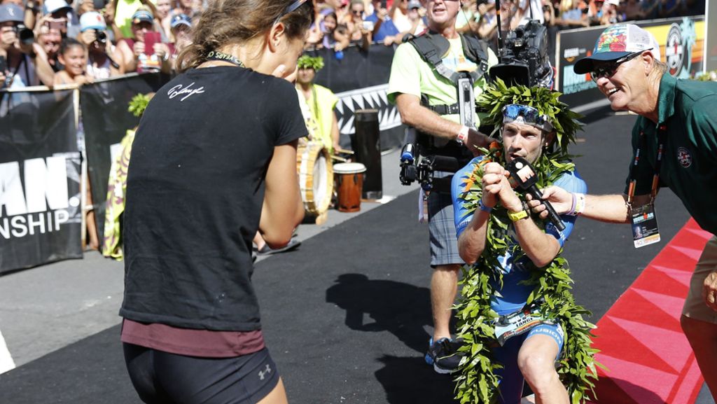  Patrick Lange ist erneut Ironman-Weltmeister. Wieder dominiert er die Konkurrenz beim Laufen und beendet das Rennen unter den magischen acht Stunden. Im Ziel macht er seiner Freundin einen Heiratsantrag. 