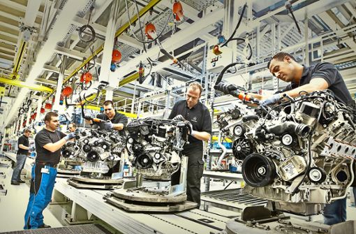 Montage von Benzinmotoren im Mercedes-Benz-Werk Untertürkheim: Die Arbeit der Beschäftigten wird sich durch elektrische Antriebe grundlegend wandeln. Foto: Daimler