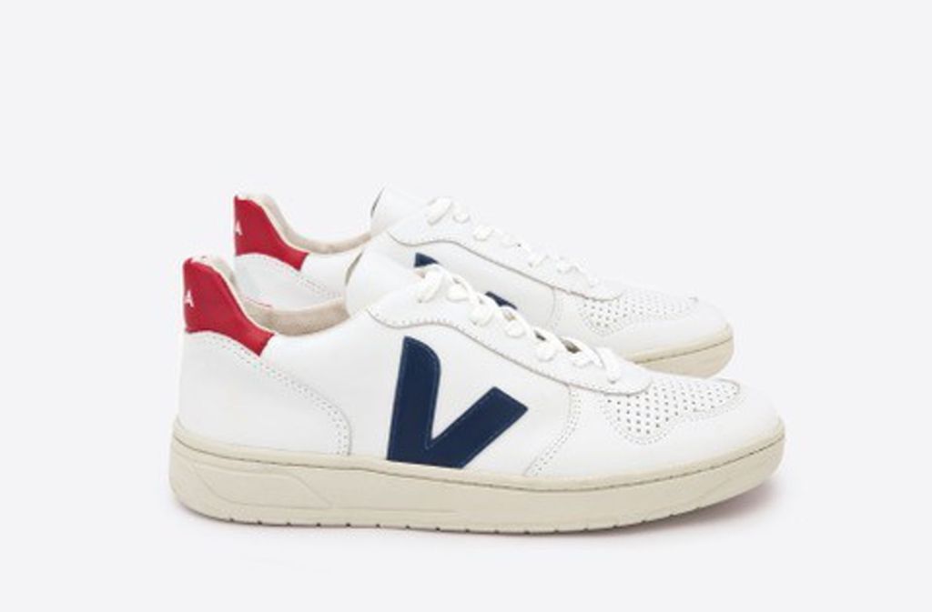 Immer häufiger sieht man Sneaker der Marke Veja auf der Straße. Die Schuhe mit dem großen „V“ auf der Seite liegen derzeit voll im Trend.