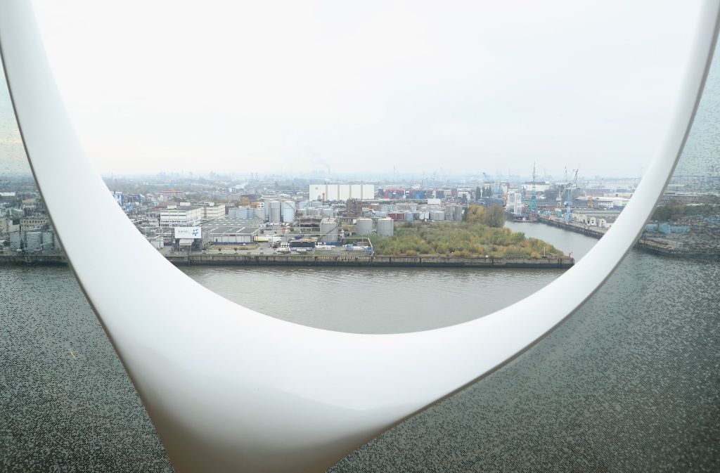 Die Aussichts- und Besucherplattform der Elbphilharmonie am Hamburger Hafen ist seit Freitag offiziell eingeweiht worden.