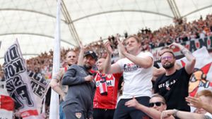 VfB Stuttgart gegen Bayern München: Sebastian Hoeneß hält Versprechen – und klettert auf den Zaun
