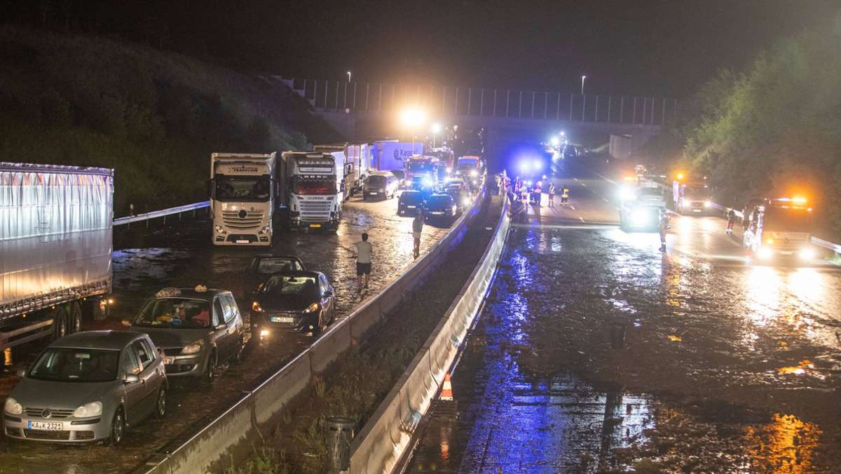 Gewaltige Unwetter in Baden-Württemberg: A8 durch Starkregen überflutet – Menschen mit Schlauchbooten gerettet