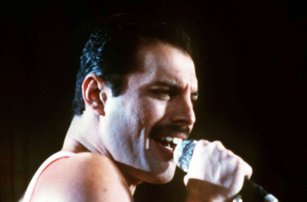 Auch Freddie Mercury, dem Sänger von Queen, war kein besonders langes Leben beschieden. Als er am 24. November 1991 mit 45 Jahren starb, waren allerdings keine Drogen im Spiel – Mercury hatte Aids und starb infolge einer Lungenentzündung.