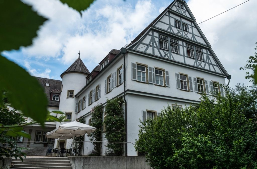 Das Stammheimer Schloss ist wohl weniger bekannt als die JVA, dafür umso schöner. Seit 1885 gehört es der Evangelischen Altenheimat und wird zur Altenpflege genutzt.