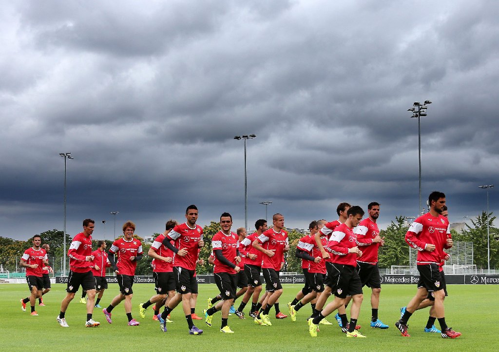 Unter einem dunklen Himmel zieht das Team des VfB Stuttgart seine Kreise.