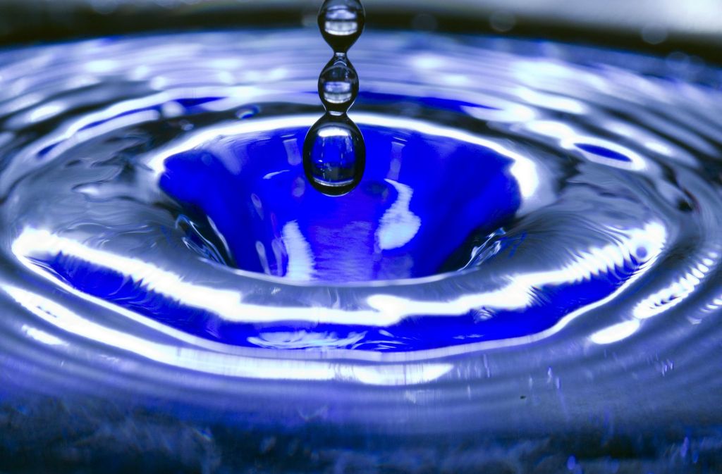 Granders „belebtes Wasser“ entsteht – kurz gesagt –, indem gewöhnliches Nass an einem mit sogenannten Informationswasser gefüllten Metallzylinder vorbeifließt.