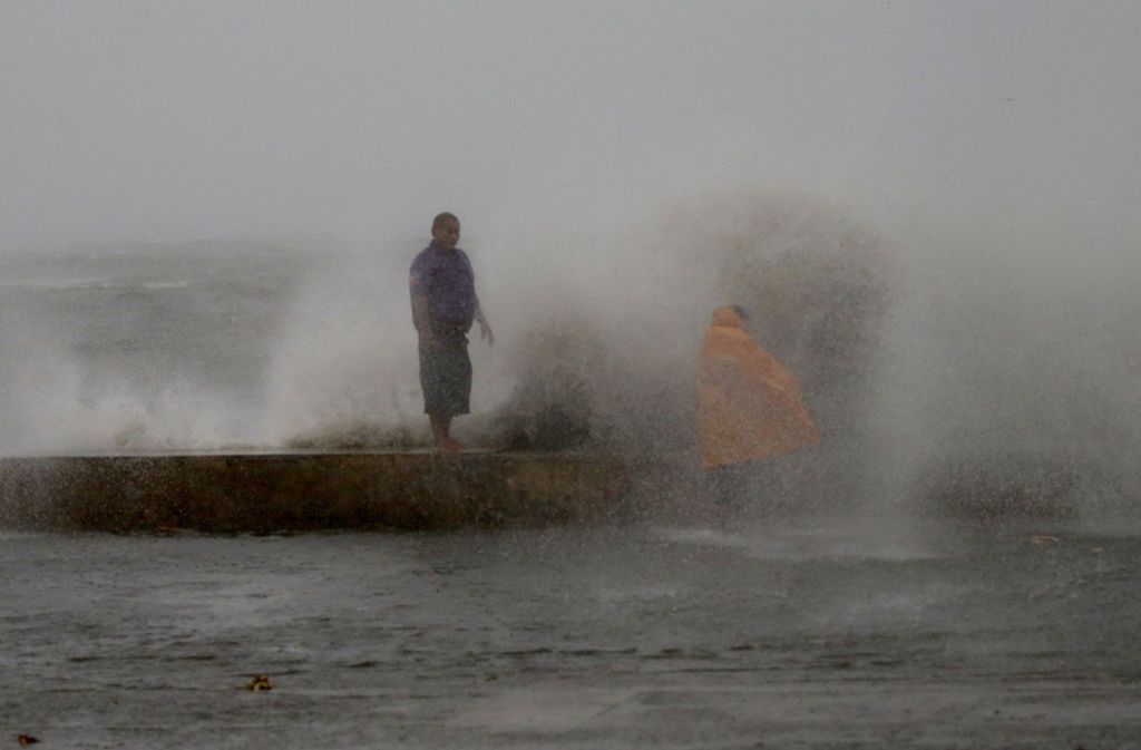 ... in Küstengebieten Sturmfluten von etwa sechs Metern Höhe, warnte die Wetterbehörde.
