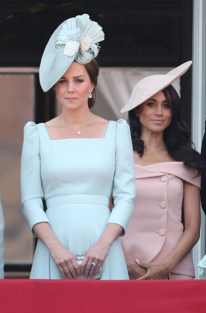 Seit die ehemalige Schauspielerin Meghan Markle (r) Prinz Harry geheiratet hat, sind sie offiziell Schwägerinnen: Herzogin Kate (l) und Herzogin Meghan.