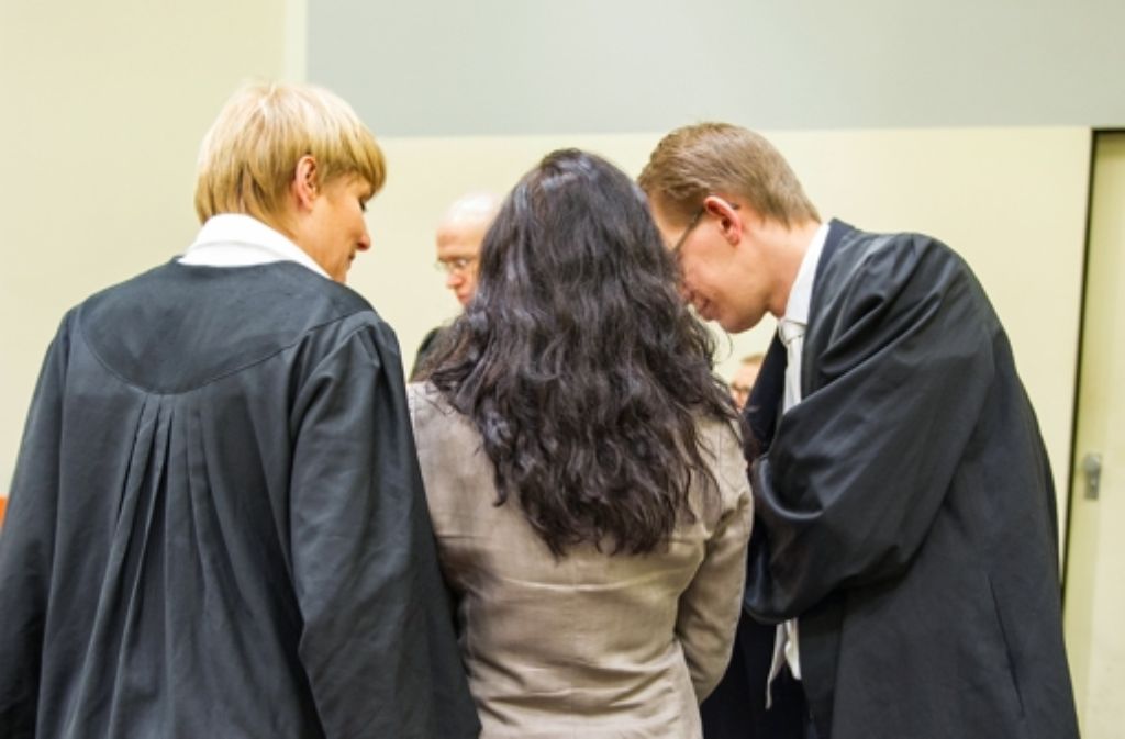 Die Angeklagte Beate Zschäpe (Mitte) mit ihren Anwälten Anja Sturm und Wolfgang Heer vor dem Oberlandesgericht München beim NSU-Prozess. Foto: dpa