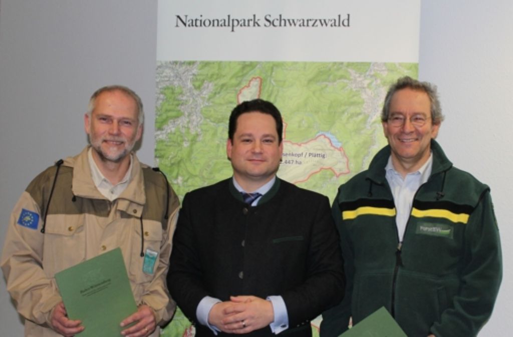 Agrarminister Alexander Bonde (Grüne, Mitte) hat den Biologen Wolfgang Schlund (links) und den Forstwirt Thomas Waldenspuhl zur neuen Doppelspitze für den Nationalpark Nordschwarzwald ernannt. Klicken Sie sich in unserer Bildergalerie durch die verschiedenen Stationen des Projekts Nationalpark.