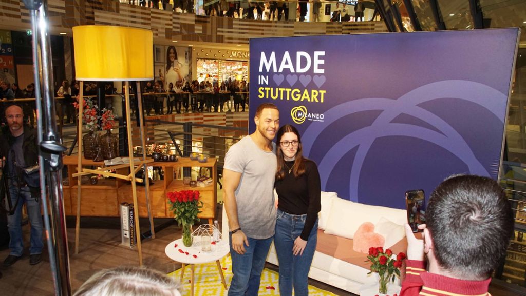  Zwei Tage nach dem Finale der RTL-Sendung „Der Bachelor“ hat Rosenkavalier Andrej Mangold das Einkaufszentrum Milaneo besucht. Hunderte Fans wollten ein Foto mit dem Bachelor abstauben. 