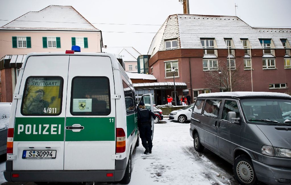 Ein Polizeiaufgebot sichert die Umgebung an der Stuttgarter Nikolauspflege. Am Dienstag hat ein Unbekannter über Facebook mit einem Amoklauf an der Einrichtung für Sehbehinderte gedroht.