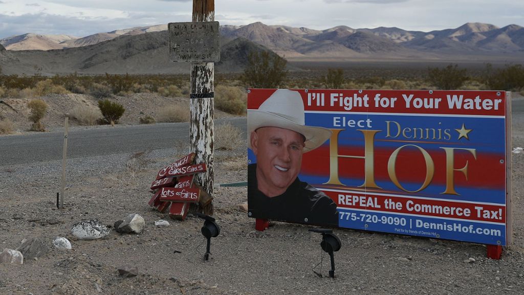  Eigentlich hatte Amerikas bekanntester Zuhälter, Dennis Hof, in das Landesparlament Nevadas einziehen wollen. Nun ist er wenige Tage vor den Wahlen tot aufgefunden worden. An seiner Kandidatur ändert das aber erst mal nichts. 