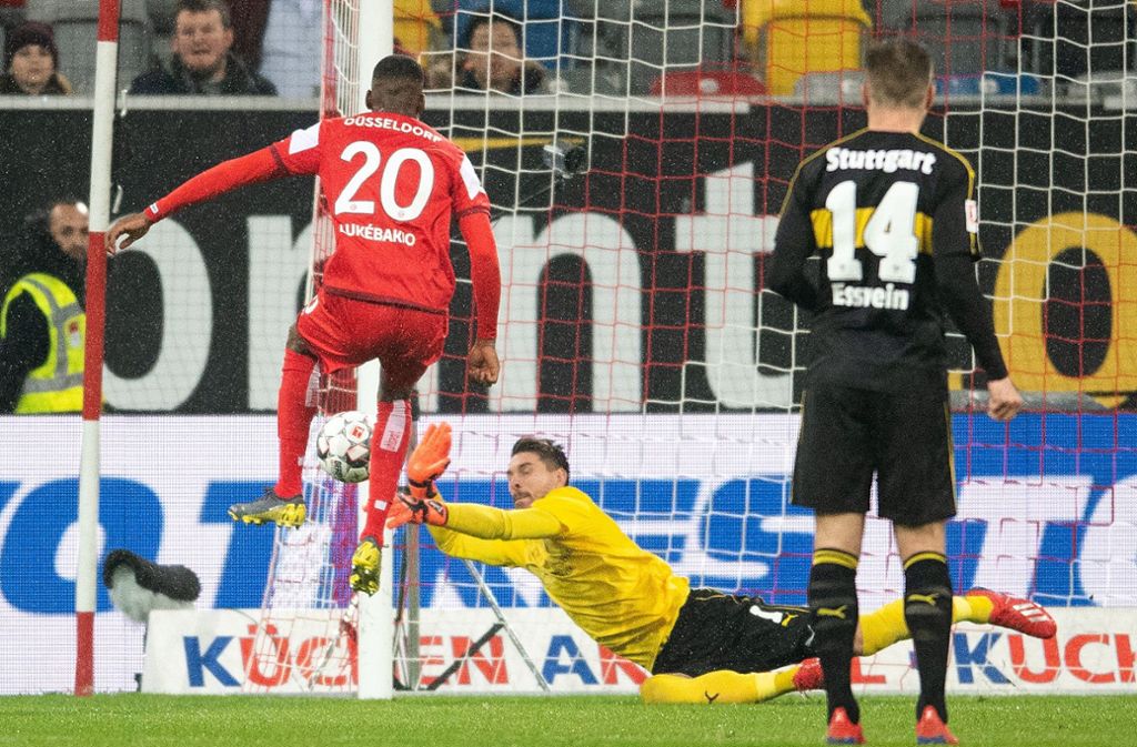 VfB-Keeper Ron-Robert Zieler klärt in höchster Not vor Dodi Lukebakio.